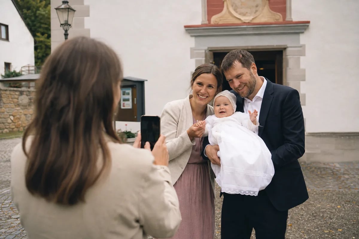 Momento familiar en un bautizo — imagen 4