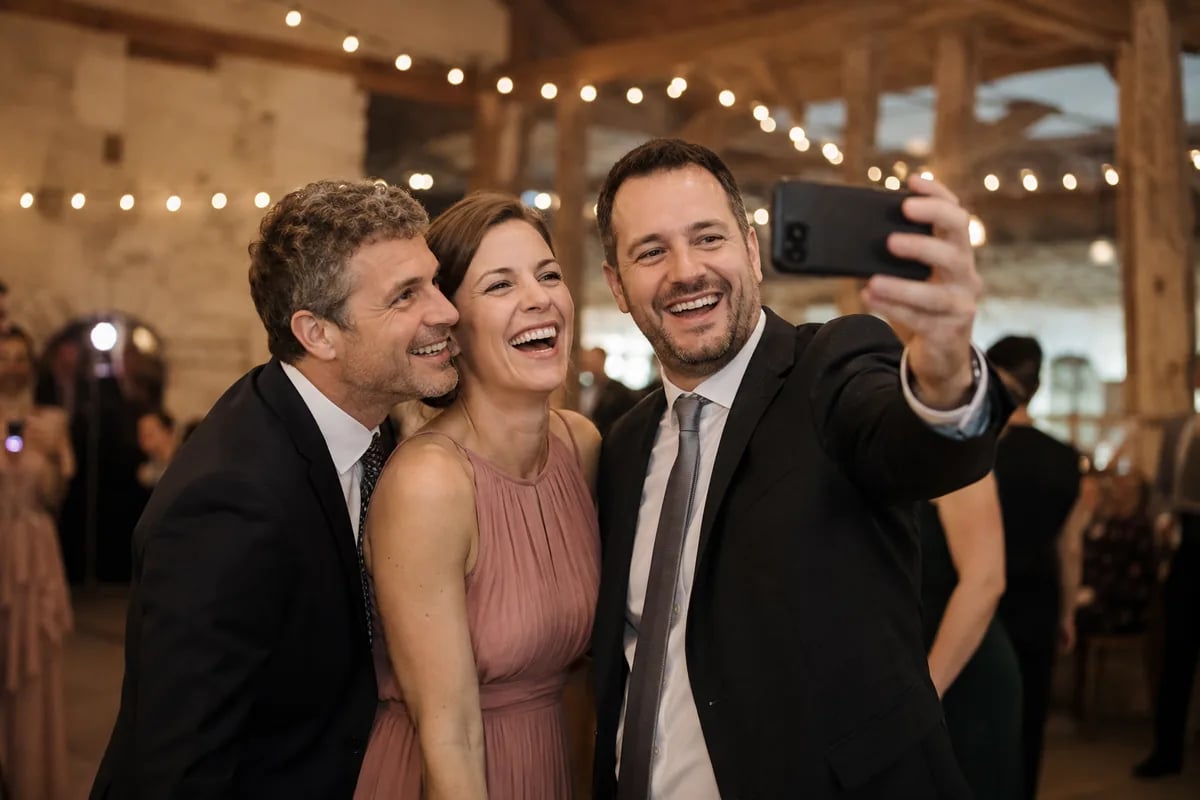 Un moment spontané de la fête — image 1